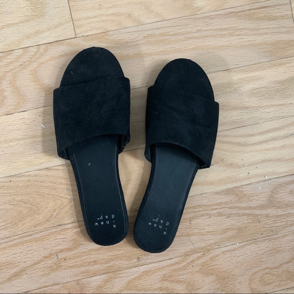 Black sandals/slides